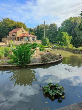 Stunning 2 Bedroom Guest House with Hot Tub